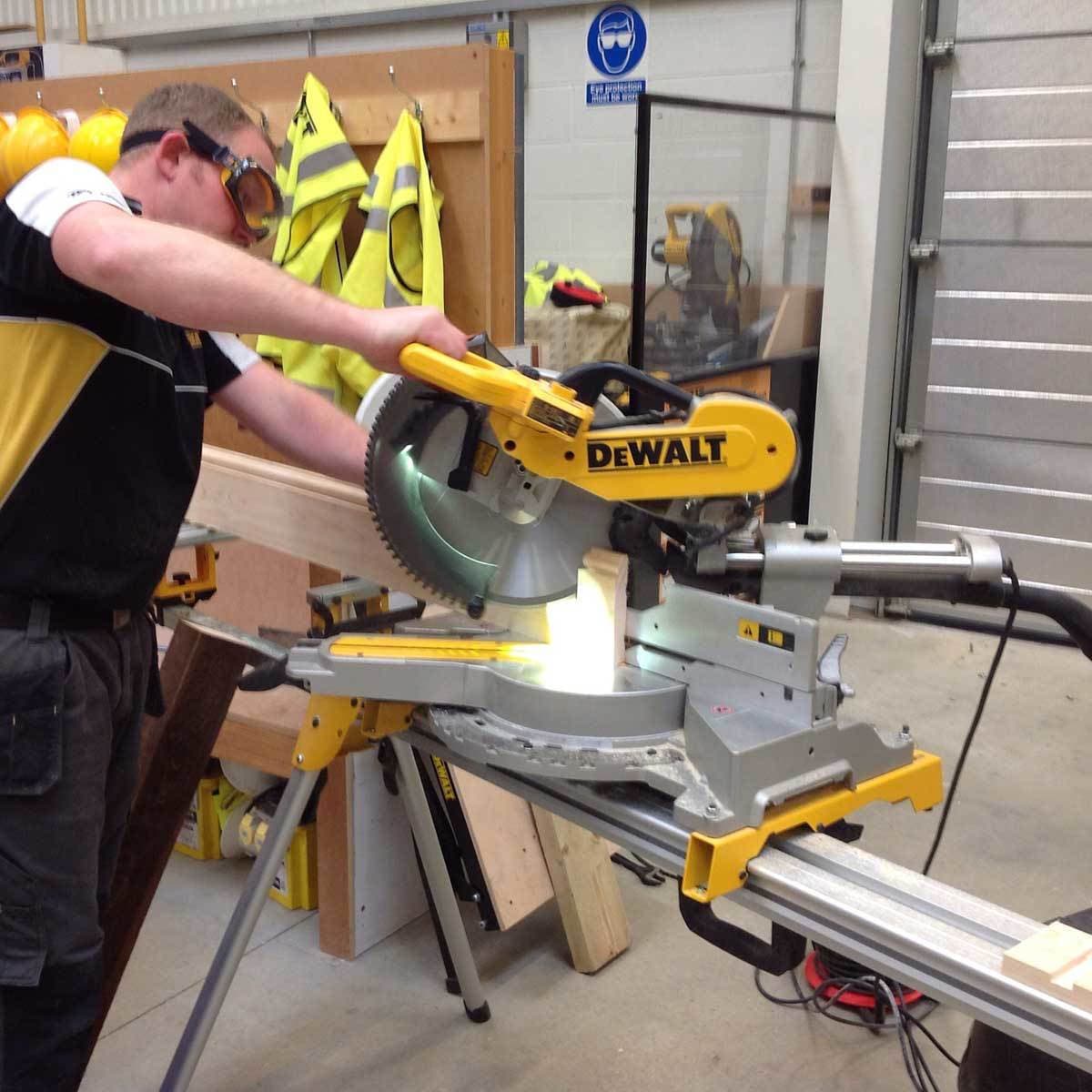 DEWALT DWS780 Φαλτσοπρίονο Ρεύματος 1675W Συρόμενο Διαμέτρου 305mm 9