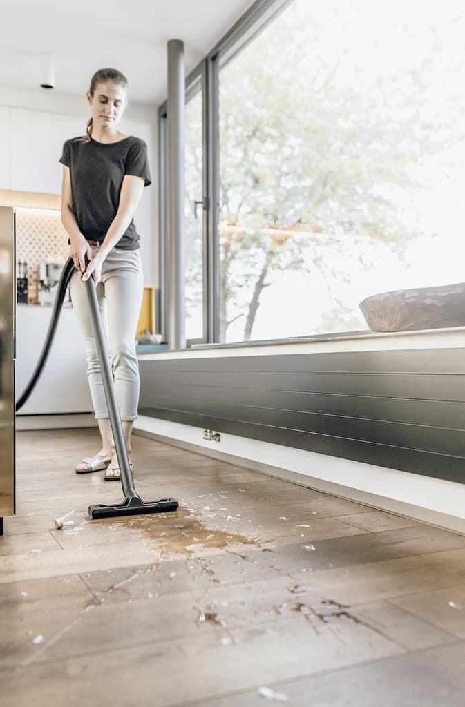 Karcher WD 2 Plus V-12 4 18 Σκούπα Υγρών / Στερεών 1000W με Πλαστικό Κάδο 12lt Κίτρινη